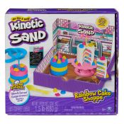 Kinetic Sand , Torte Arcobaleno, 680 g di Sabbia Cinetica, Gialla, Rosa, Blu e Bianca Profumata alla Vaniglia, 10 Attrezzi da Cucina e Accessori, Giocattoli Sensoriali per Bambini, 5+ Anni