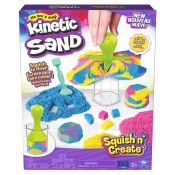 Kinetic Sand , Set Gioco Squish N’ Create, Sabbia colorata in 3 variazioni, Sabbia cinetica 382 g, 5 accessori per modellare la sabbia, Giocattoli per bambini e bambine 3 anni