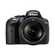 Nikon D5300 + Nikkor 18-105 VR + SD 8GB Lexar Premium 200x Kit fotocamere SLR 24,2 MP CMOS 6000 x 4000 Pixel Nero